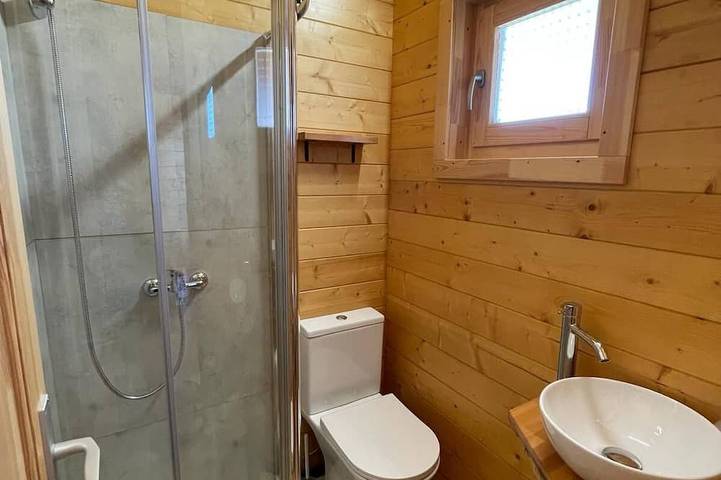 Wooden house with a private garden in Leiria District