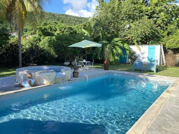 Gîte pour 2 personnes, avec piscine ainsi que terrasse et jacuzzi à Case-Pilote