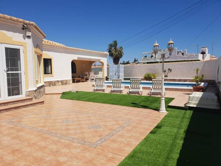 Villa pour 6 personnes, avec vue sur le lac ainsi que jardin et piscine à Torrevieja