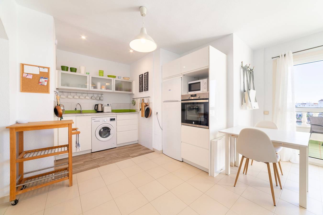 Appartement entier, Appartement "au cœur du village" avec vue sur mer, balcon et Wi-Fi. in Almerimar, El Ejido