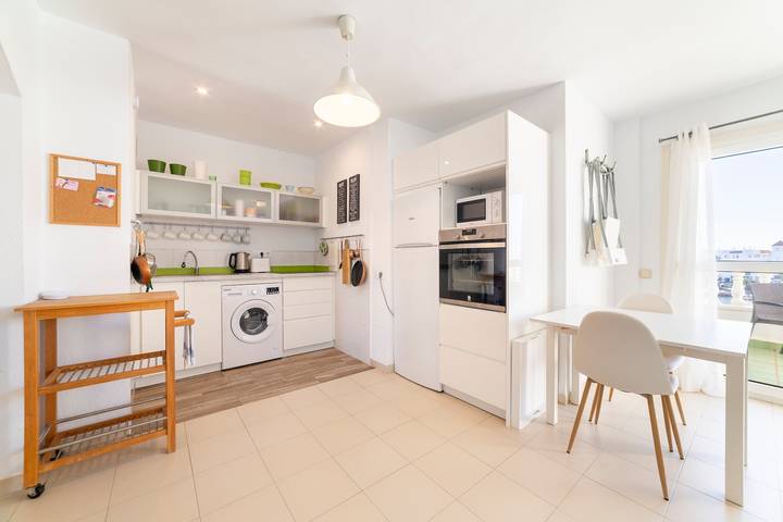 Apartamento entero, Apartamento 'Justo en el corazón del pueblo' con vistas al mar, balcón y Wi-Fi in Almerimar, El Ejido