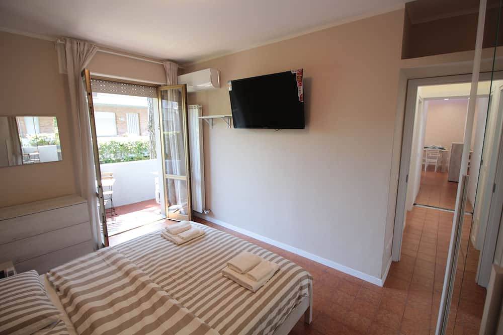 Entire apartment, Beach House, 300 m dal mare, Marina di Massa, free bike, wifi, air conditioning in Marina di Massa, Massa