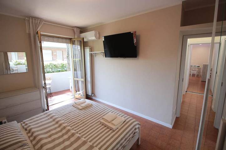 Appartamento intero, Beach House, 300 m dal mare, Marina di Massa, free bike, wifi, air conditioning in Marina di Massa, Massa