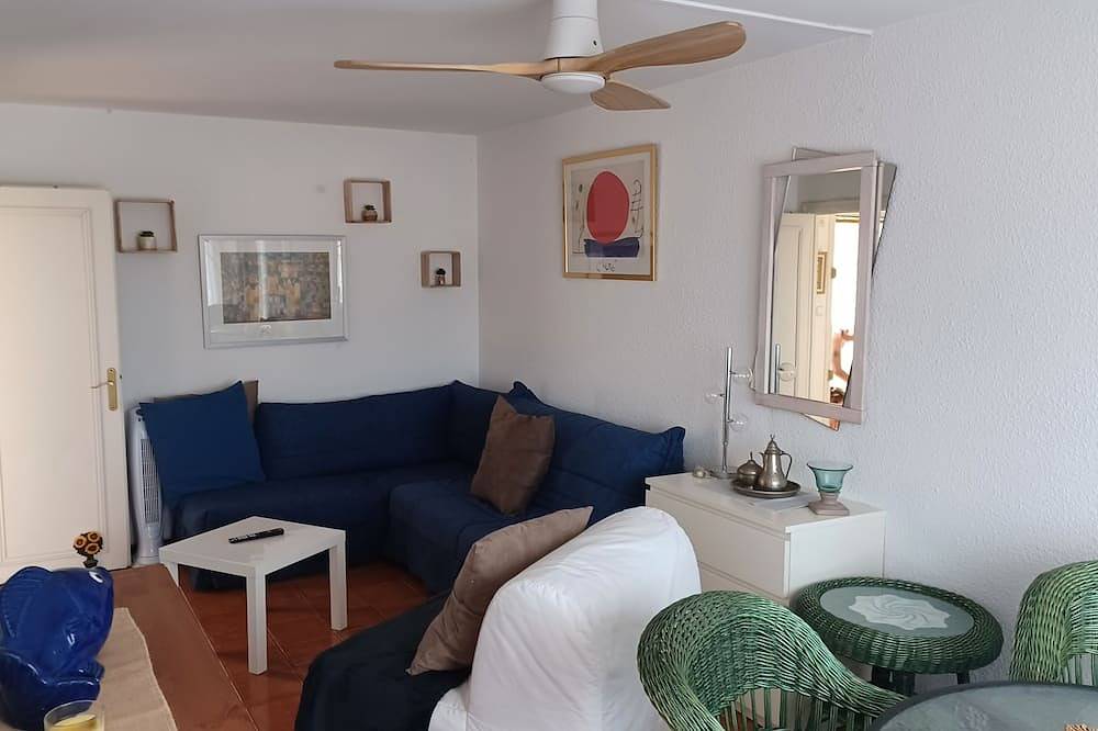 Entire apartment, Studio 30m2 (4personnes max), beach and port within walking distance in Six-Fours-les-Plages, Toulon region