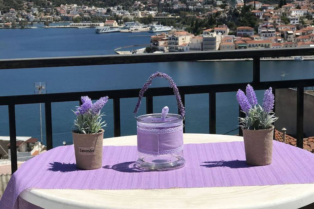 Beautiful view of Poros in Inseln der Region Attika