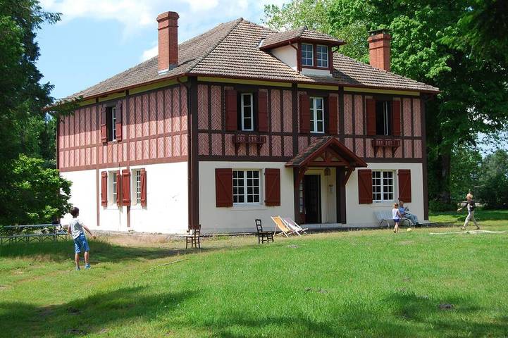 Location de vacances pour 15 personnes, avec Jacuzzi ainsi que Terrasse et Jardin à Taller