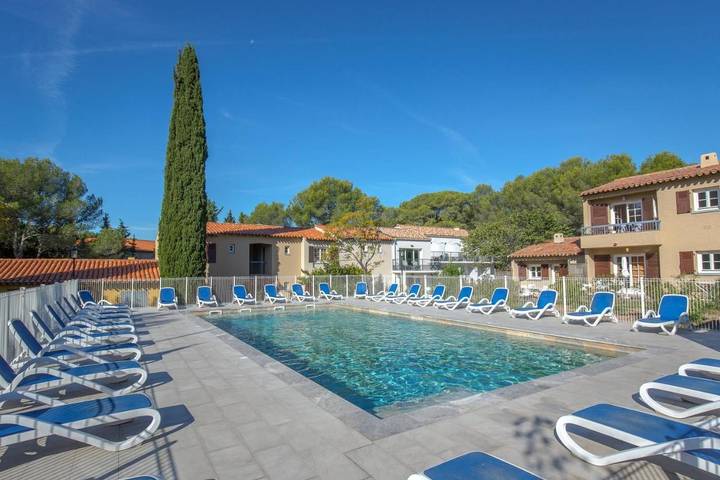 Parc de vacances pour 4 personnes, avec Balcon et Terrasse ainsi que Jardin et Piscine à Saint-Raphaël