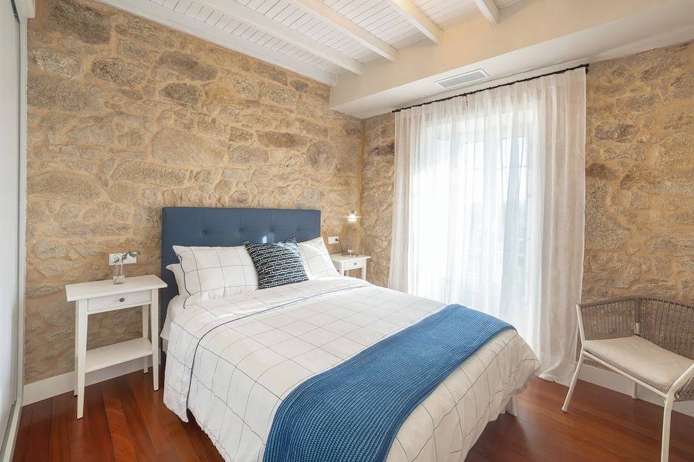 3-bedroom charming cottage in Rías Baixas with Wifi, Ac in Outes, Rías Baixas