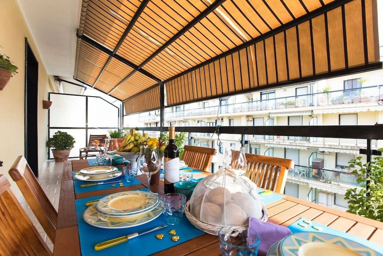 Appartamento intero, Alghero,  Attico Angela vista mare con grande veranda  vicino spiaggia, con 3 camere e 2 bagni in Lido San Giovanni, Alghero