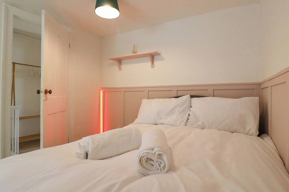 7 Athol Terrace, family friendly, country holiday cottage in Dover in Dover, Kent