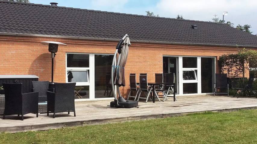 Ferienhaus für 9 Personen, mit Whirlpool und Terrasse