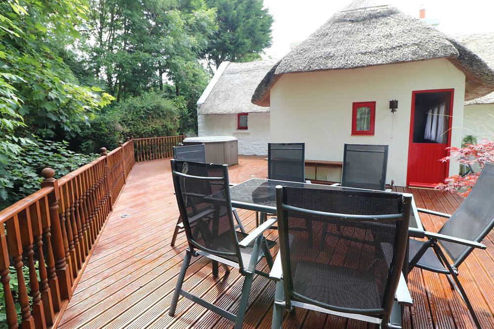 Charming cottage with a hot tub and deck overlooking a stream. Amazing kitchen! in County Kerry