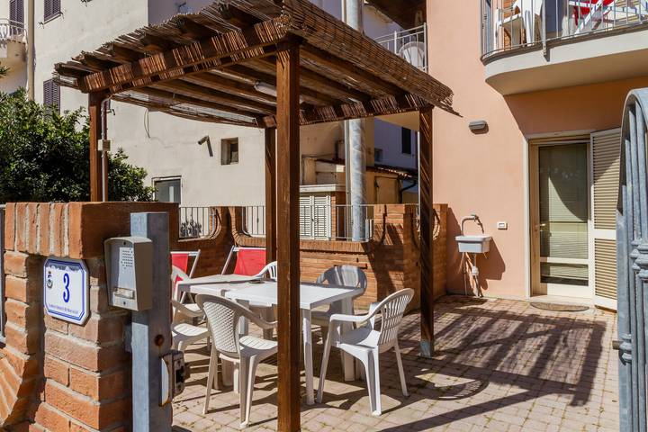 Ganze Wohnung, Ferienwohnung "Acqua" mit Meerblick und Privatem Garten in Spiaggia di Follonica (Scarlino), Follonica