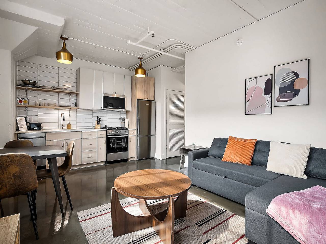 Entire apartment, Cozysuites Nlg with pool  bowling alley  sauna  30 in Minneapolis, Twin Cities