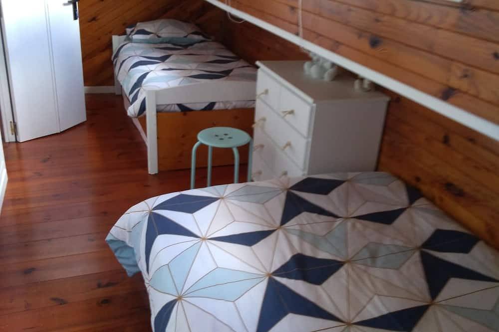 Charming 3-bedroom house boat with Ac, Wifi in beautiful Bellegarde in Bellegarde, Nimes region