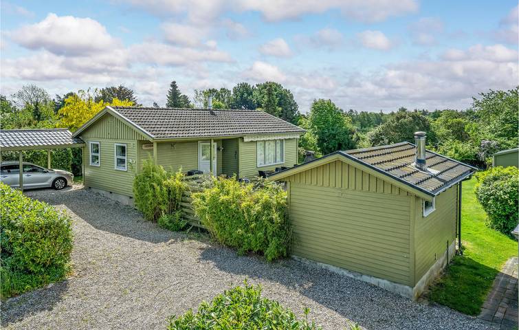 Ferieudlejning for 6 personer, med Terrasse og Have samt Sauna i Holbæk