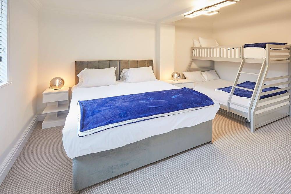 Cosy seaside cottage ideal for beach, pub & town. Private sun terrace with fire pit. Dogs welcome. in Saltburn by the Sea, Redcar and Cleveland
