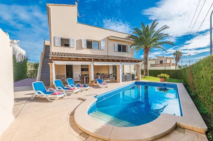 Villa for 9 people, with Balcony/Terrace and Terrace as well as Garden and Pool in Cala Millor