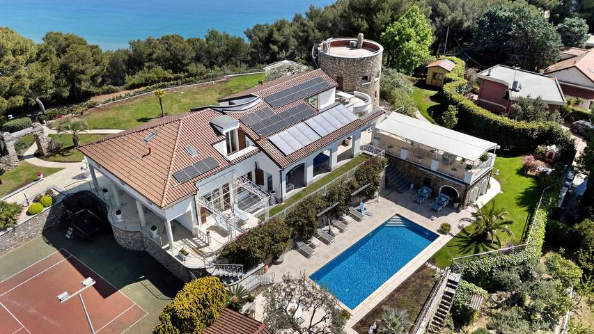 Appartamento intero, Villa Antonia Esclusivo appartamento in villa con piscina e campo da tennis in Andora, Riviera di Ponente