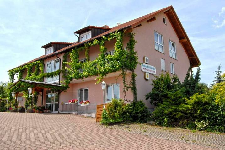Hotel voor 2 personen, with Balkon and Terras as well as Tuin and Uitzicht in Landau