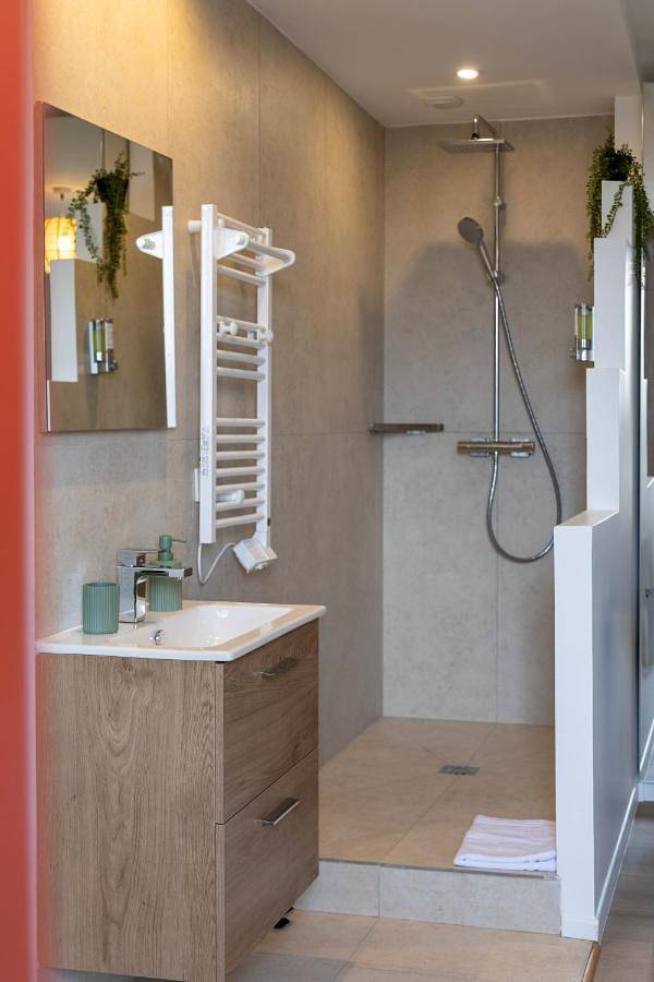 Maison L'Escale, proche des bords de Loire, 6 chambres avec sdb privée, jardin & terrasse in Blois, Région de Blois