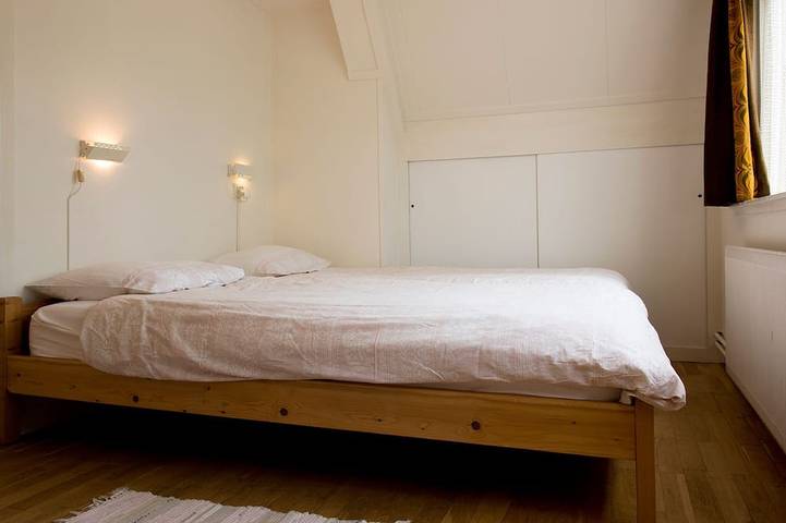 Villetta con 3 camere da letto per 6 persone con giardino e 500 metri dalla spiaggia. in Egmond, Egmond aan Zee