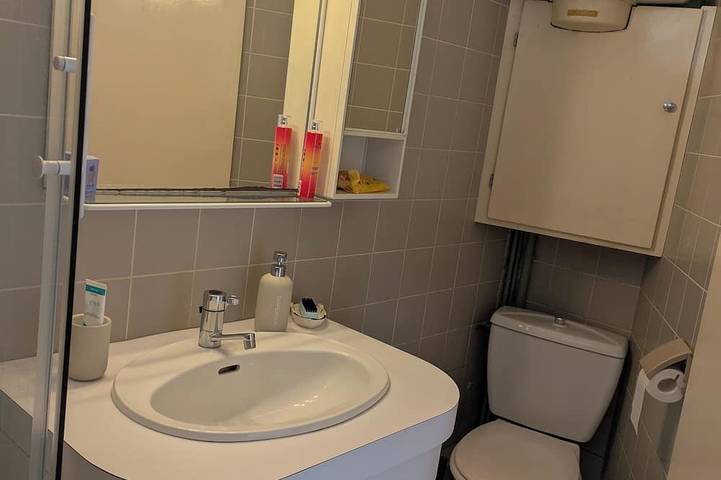 Appartement entier, Un appart à la mer, juste à descendre les escaliers et vous êtes sur la plage! in Dinard, Région de Saint-Malo