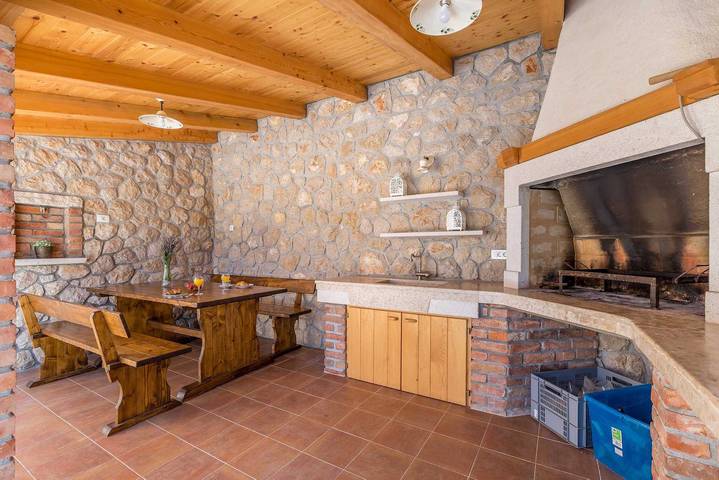 Charmantes Ferienhaus Villa Vita mit privatem Pool in Pinezici, Krk
