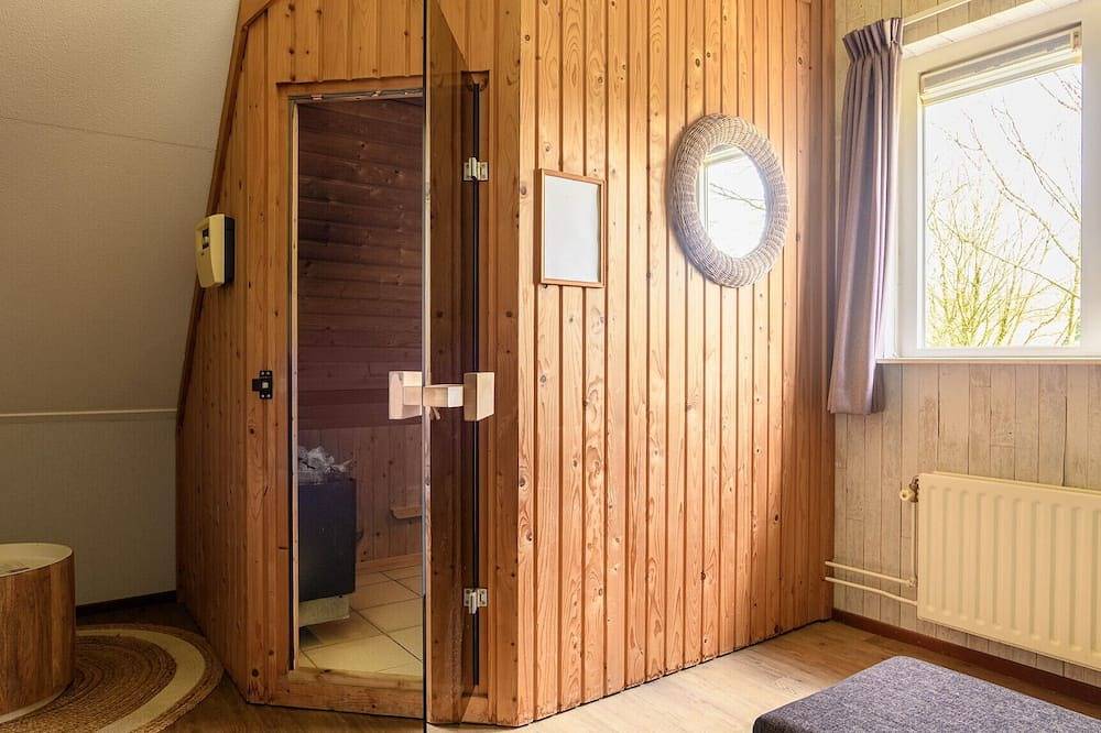 Luxury bungalow for 6 people in Diessen, Nordbrabant