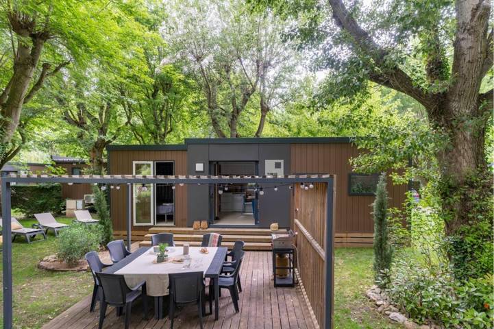 Camping pour 8 personnes, avec terrasse ainsi que jardin et piscine, adapté aux familles à Millau
