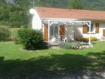 Gîte pour 5 personnes, avec terrasse ainsi que jardin et piscine dans l' Ariège