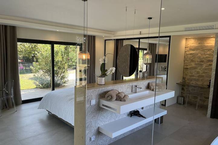 Location de vacances pour 2 personnes, avec jacuzzi ainsi que piscine et jardin à Caderousse - 3