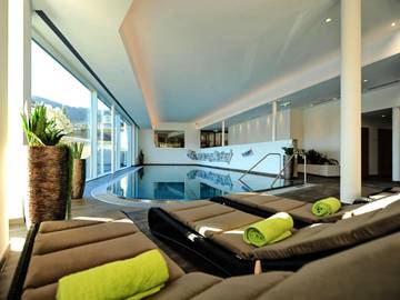 Hôtel pour 4 personnes, avec sauna et piscine ainsi que balcon et vue à Fiss