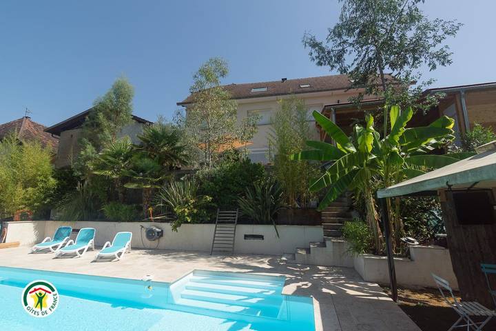Gîte pour 9 personnes, avec terrasse ainsi que piscine et jardin