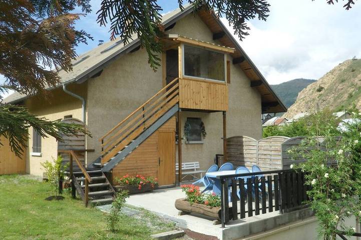 Gîte pour 4 personnes, avec Terrasse et Jardin à Saint-Martin-de-Queyrières