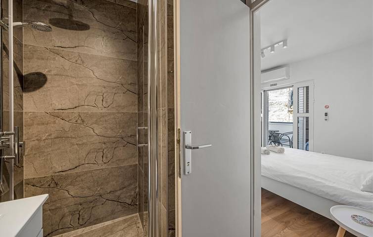 Ganze Ferienwohnung, Apartment am Meer mit Terrasse, Küche und WLAN – 800 m vom Strand entfernt in Vodice, Šibenik-Knin
