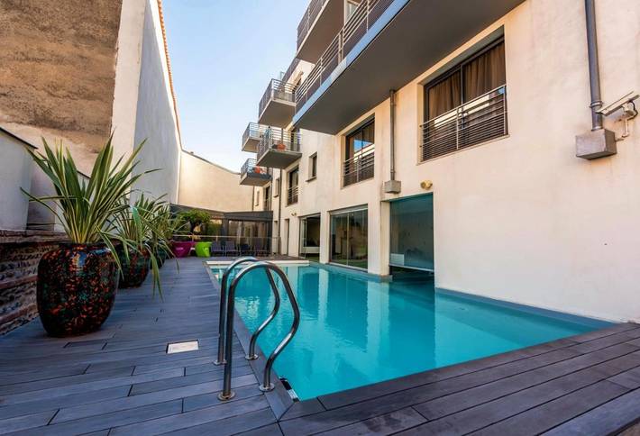 Appart’hôtel pour 2 personnes, avec Jacuzzi et Terrasse ainsi que Jardin et Piscine