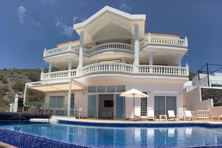 Villa für 15 Personen, mit Whirlpool und Pool sowie Garten in Adeje