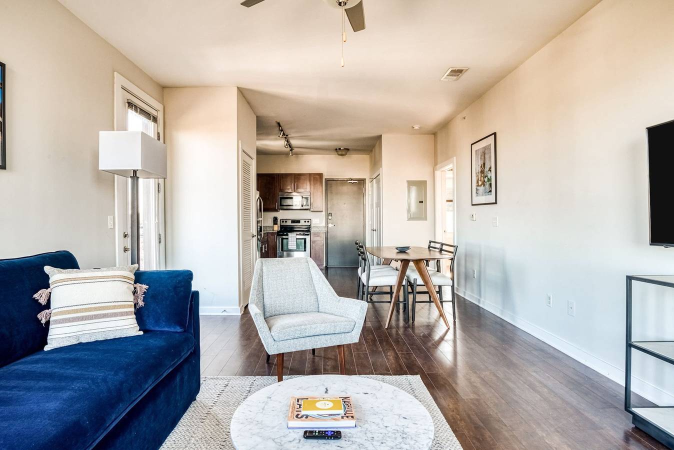 Appartamento intero, Cozysuites Music Row Spacious 2Br w free parking16 in Nashville, Tennessee