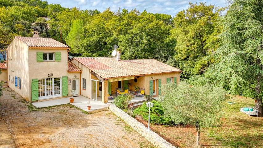 Location de vacances pour 2 personnes, avec vue et terrasse ainsi que piscine et jardin, animaux acceptés à Le Cannet-des-Maures - 2