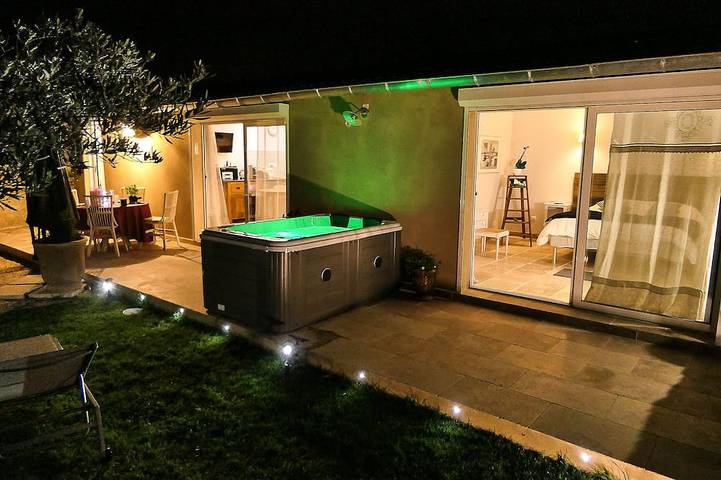 Maison de vacances pour 3 personnes, avec terrasse et jardin ainsi que jacuzzi et sauna - 1