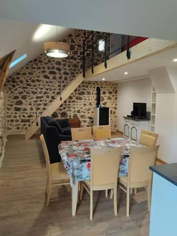 Gîte pour 6 personnes, avec terrasse à Ceyssat