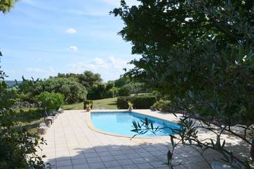 Gîte pour 5 personnes, avec piscine ainsi que jardin et vue, animaux acceptés à Lussan