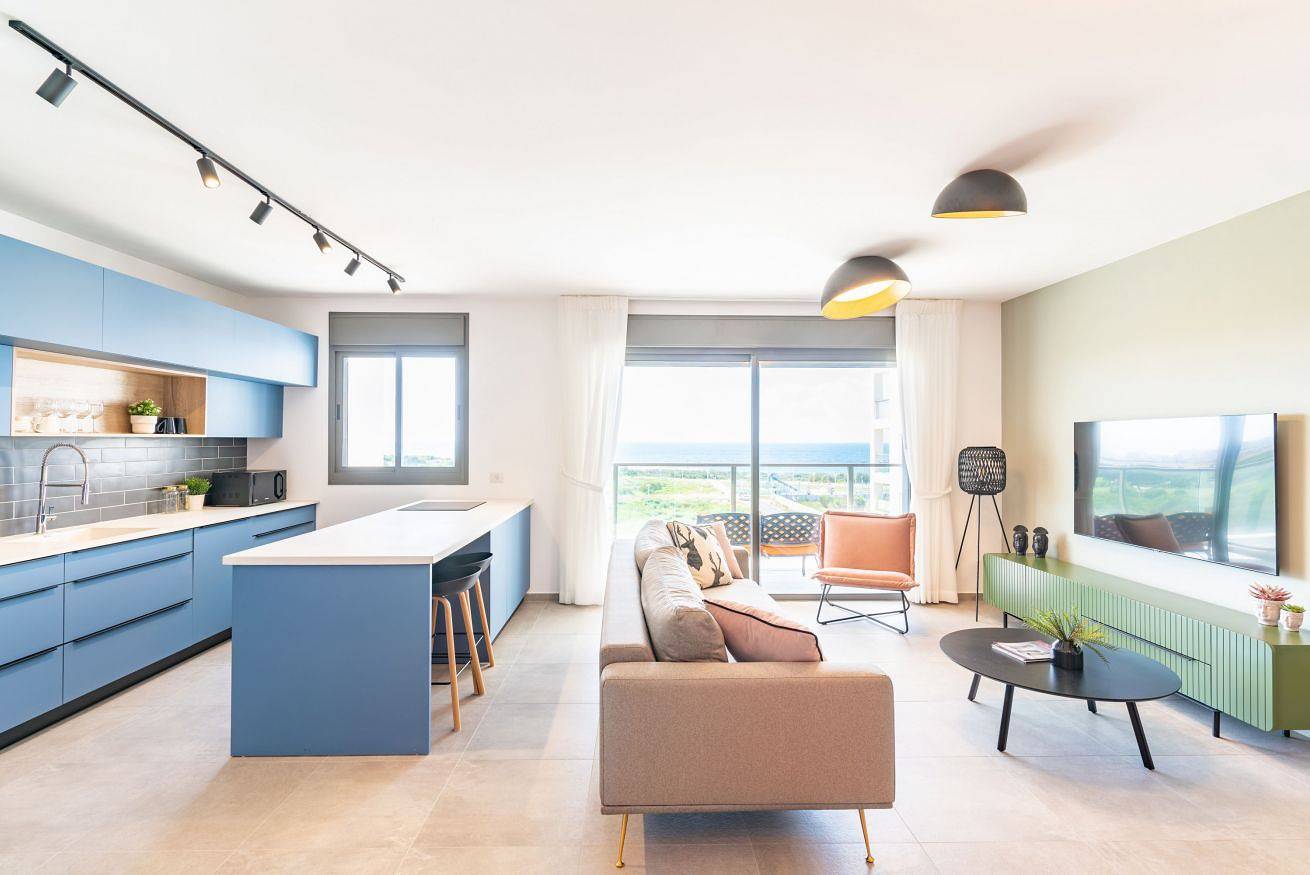 Entire apartment, Bright Sunny Holiday Home with Sea Views in Naaharia, North Distric (Israel)