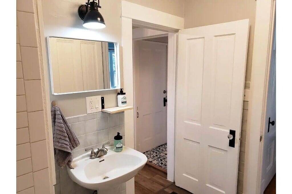 Ivywild Bungalow ↠Close to Trails/Downtown/Shops↞ in Broadmoor, Colorado Springs