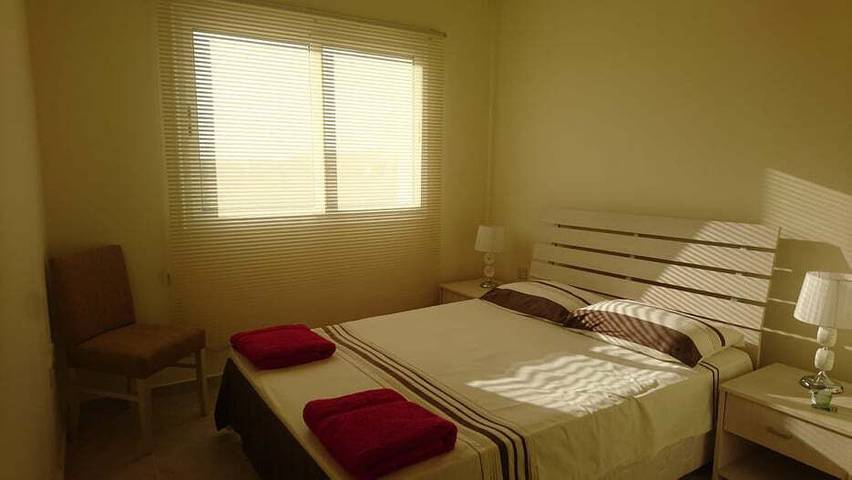 Ferienwohnung für 4 Personen, mit Meerblick und Pool sowie Terrasse und Seeblick, kinderfreundlich in Nordzypern