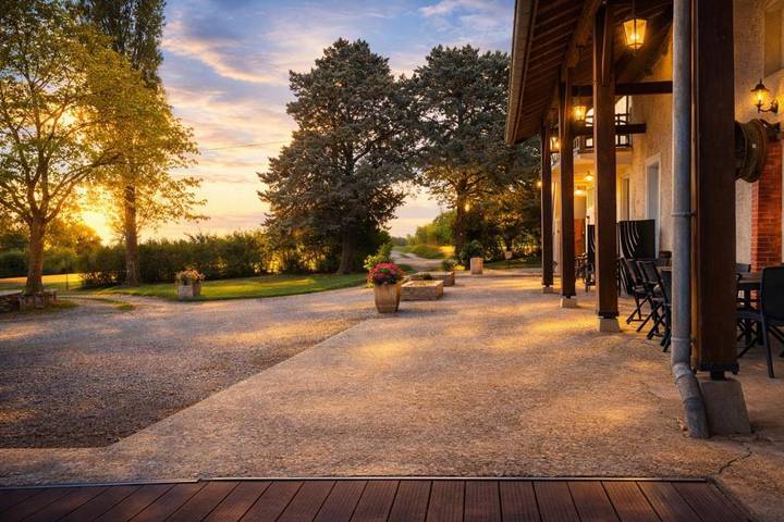 Location de vacances pour 21 personnes, avec Terrasse et Piscine dans Versailleux