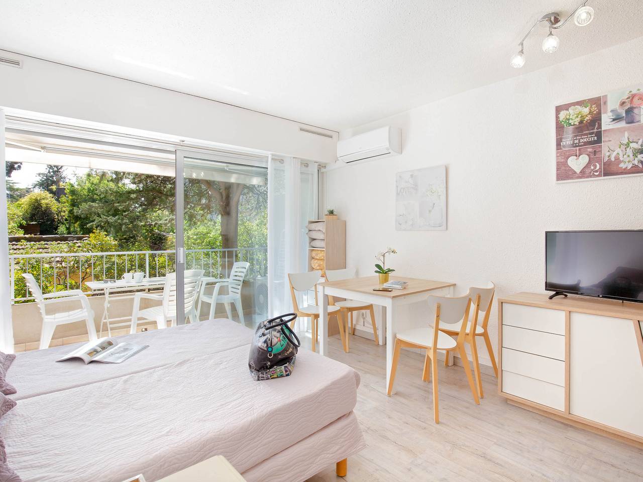 Studio entier, Studio Climatisé pour 3, Face Est, à 50m Plage et Proche Commerces in Saint-Raphaël, Massif de l'Esterel