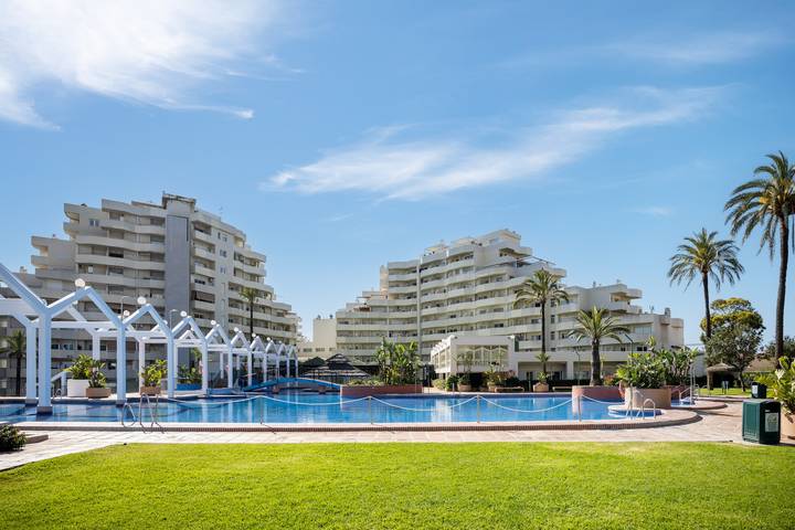 Appartamento per 4 persone, con giardino e terrazza nonché piscina per bambini, adatto a famiglie con bambini in Benalmádena Costa