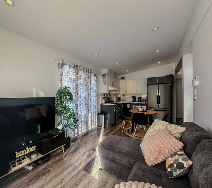 Apartamento entero, Luminosa casa con balcón, a 15 minutos de Premium Outlets in Quebec